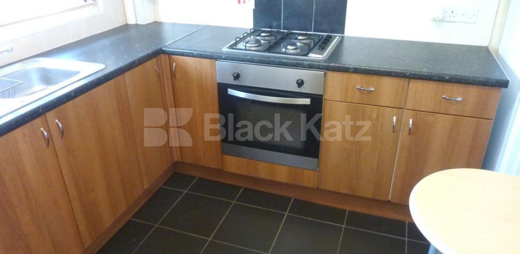 			LARGE 3/4 BED MINUTES TO BAYSWATER! , 3 Bedroom, 1 bath, 1 reception Flat			 Harrow Road , ROYAL OAK / LITTLE VENICE